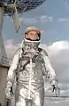 John Glenn dans sa combinaison de vol au cours d'un entraînement.