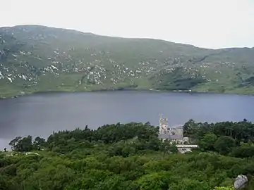 Glenveagh Castle au bord du Lough Beagh.