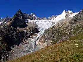 Le glacier de Pré de Bar dominé par l'aiguille Rouge de Triolet et l'aiguille de Triolet (à gauche) et le mont Dolent (à droite) vus du Grand col Ferret au sud-est.