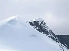 Vue de l'arête sommitale du Glittertind depuis l'est.