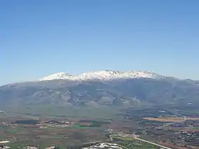 Vue du mont Hermon enneigé depuis la vallée de la Houla.