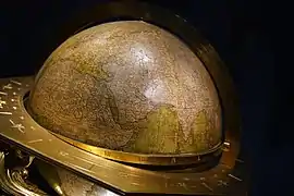 Horloge et globe terrestre.