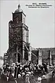 Glomel : cérémonie au cimetière devant l'église Saint-Germain l'Auxerrois au début du XXe siècle (carte postale Émile Hamonic).