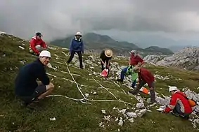 Photographie d'un travail de terrain en montagne