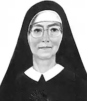 Photo noir et blanc d'une religieuse, en buste