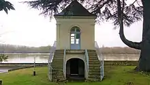 Gloriette du château de Montsoreau avec vue sur la Loire en arrière-plan.