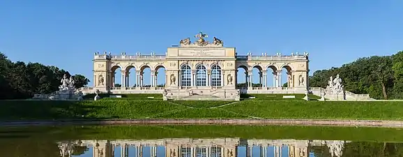 La gloriette dessinée par Ferdinand de Hohenberg (1775) domine le parc avec ses arcades néoclassiques.