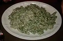 Des gnocchi verts dans une assiette.