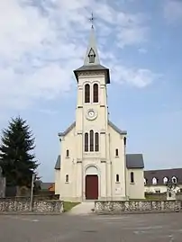 L'église, façade et tour.