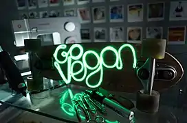 Néon « Go vegan » sous un skateboard, Israël.