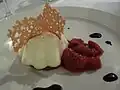 Au dessert avec un fromage de chèvre aux fruits rouges.