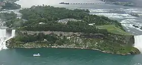 L'île entre les deux chutes.