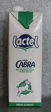 Brique de lait (sv) de chèvre dans un emballage étiqueté en galicien et de la marque Lactel.