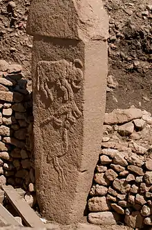 Un des piliers de Göbekli Tepe portant des représentations animales en bas-relief, c. Xe millénaire av. J.-C.