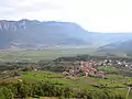 Le village de Goče avec le mont de Nanos en arrière-plan