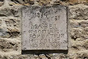 Plaque sur la façade.