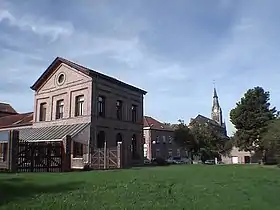 L'ancien bâtiment de la gare devenu école vu depuis l'emplacement des voies (2006).