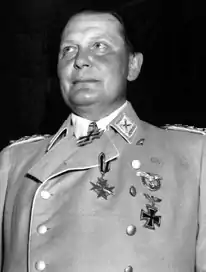 Photographie en noir et blanc de Hermann Göring, en uniforme et arborant des décorations, le 9 mai 1945