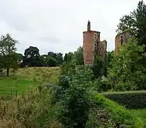 La tour carrée du château de Gœulzin.