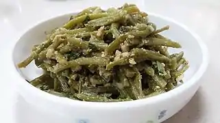 Goguma-julgi-bokkeum (Corée, tiges de patates douces sautées)