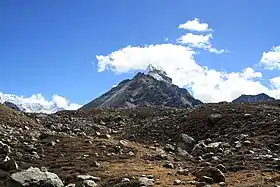 Vue du Pharilapcha en arrière-plan dominant le Gokyo Ri.