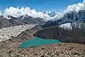 Les lacs Gokyo, dans le parc national, avec à l'horizon le Cholatse, le Tawesche et le Kangtega. Le plus haut sommet, qui est au centre de l'image, est le Kangtega à 6 782 m. Parmi les montagnes s'aperçoit également le glacier de Ngozumpa. Au bord du lac le village de Gokyo (Népal). Octobre 2009.