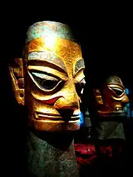 Masques, bronze revêtu de feuille d'or. h : 42 cm env. Datés vers 1200 av. J.-C. Musée de Sanxingdui, Sichuan.