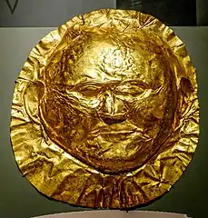 Un des masques d'or du « cercle A » de Mycènes, HR I (vers 1550-1500), Musée national archéologique d'Athènes.