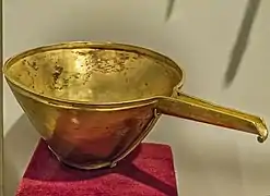 Bol à bec allongé en or, tombes royales d'Ur, v. 2500 av. J.-C. Penn Museum.
