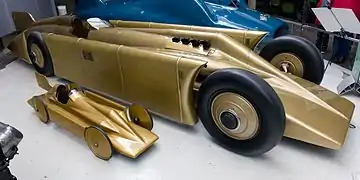 La Golden Arrow du record mondial terrestre en 1929, au National Motor Museum de Beaulieu