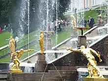 Paire de copies du Gladiateur Borghèse. Grande cascade des jardins de Peterhof, Russie.