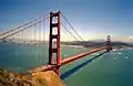 La Route 101 et la California State Route 1 passent sur le Golden Gate Bridge, qui relie les comtés de San Francisco et de Marin.