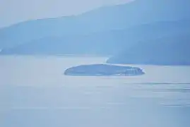 Le lac Prespa et l'île de Golem Grad.