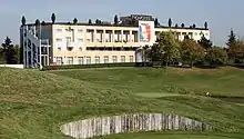 Vue extérieur de l'hôtel situé au Golf national.