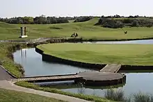 Des plans d'eau et un pont sur un parcours de golf.