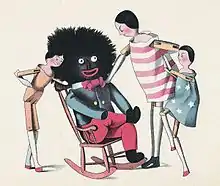 Le personnage du Golliwog assis sur un fauteuil à bascule, entouré de trois poupées en bois.