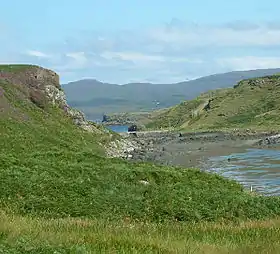 Vue du chenal de marée de l'Am Brù séparant l'île de Gometra (à gauche) de l'île d'Ulva (à droite).