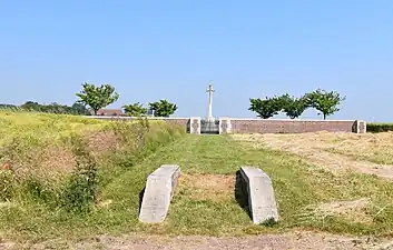 Sentier pour accéder au cimetière.