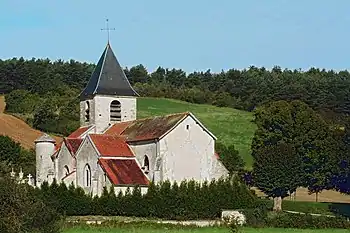 L'église au pied du versant.