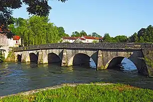 Pont à cinq arches sur la Seine.