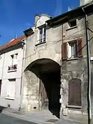 Le portail de l'ancienne ferme de la rue Claret, de style Louis XVI.