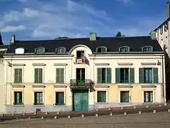 Ancienne maison de notaire, 47 rue du Général-Leclerc, face au portail de l'église.