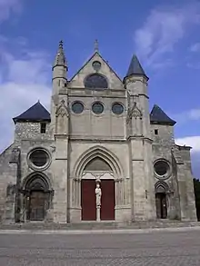 L'église Saint-Pierre-Saint-Paul, façade occidentale, rue du Général-Leclerc.