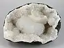 Goosecreekite avec heulandite-Ca sur quartz.