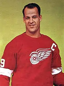 Photo-portrait d'un joueur de hockey avec un maillot rouge de hockey sur glace
