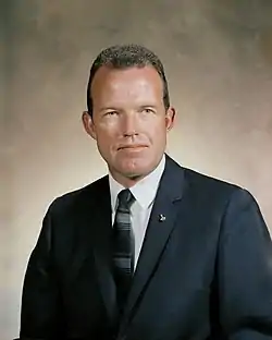 Portrait peint d'un homme proche de la cinquantaine en costume cravate, cheveu court.