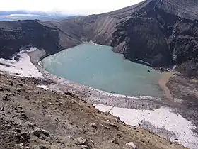 Lac de cratère au sommet du Goreli