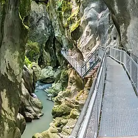 Passerelle le long des gorges du Pont-du-Diable