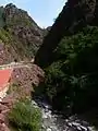 Vue en partie basse des gorges du Cians taillées en « canyon » dans les pélites rouges du dôme de Barrot.