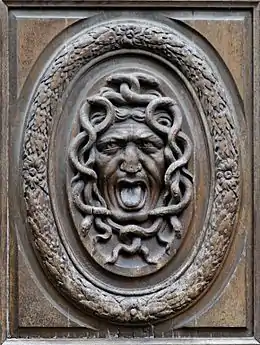 Gorgone ou méduse de la porte principale.